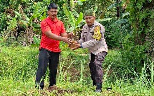 Polsek Rimba melintang ajak warga jaga lingkungan.(foto: afrizal/halloriau.com)