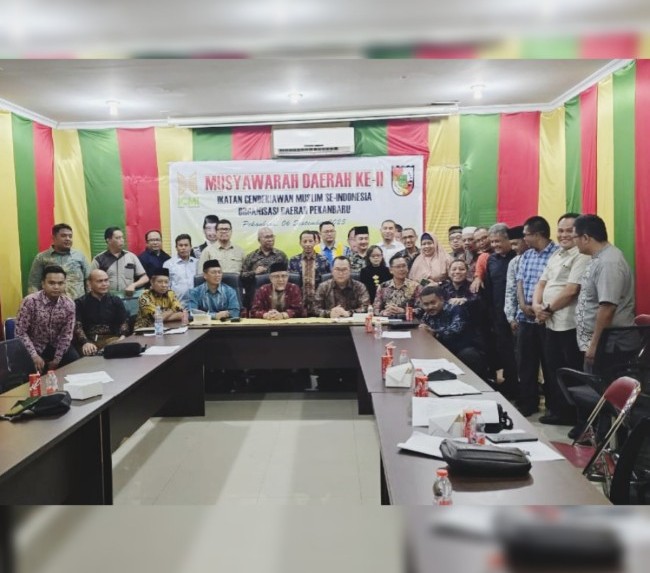 Ketua Umum ICMI Pusat yang juga Rektor Institut 
Pertanian Bogor (IPB), Prof. Dr. Arif 
Satria, SP,M.Si, Ketua ICMI Orwil Riau, Drg. 
Burhanuddin Agung, MM foto bersama dengan Peserta Musda ICMI Orda Kota Pekanbaru di Aula Balai Adat Melayu Riau, Sabtu (6/9/2025). 