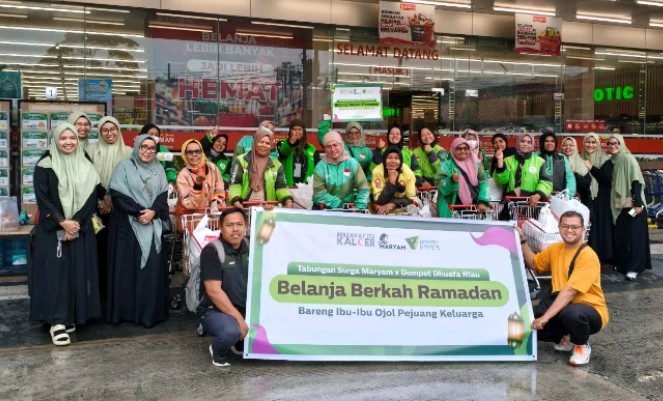 Komunitas Sahabat Maryam dan Dompet Dhuafa Riau ajak driver Ojol wanita belanja sembako Lebaran (foto/ist)
