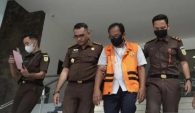 DZ tersangka kasus korupsi APBD Inhu periode 2005-2008 ditahan (foto/Antara)