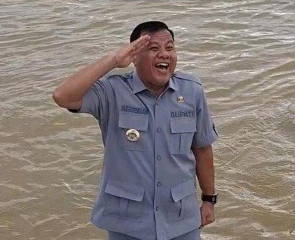 Bupati Kuansing Suhardiman Amby saat meninjau persiapan pacu jalur.