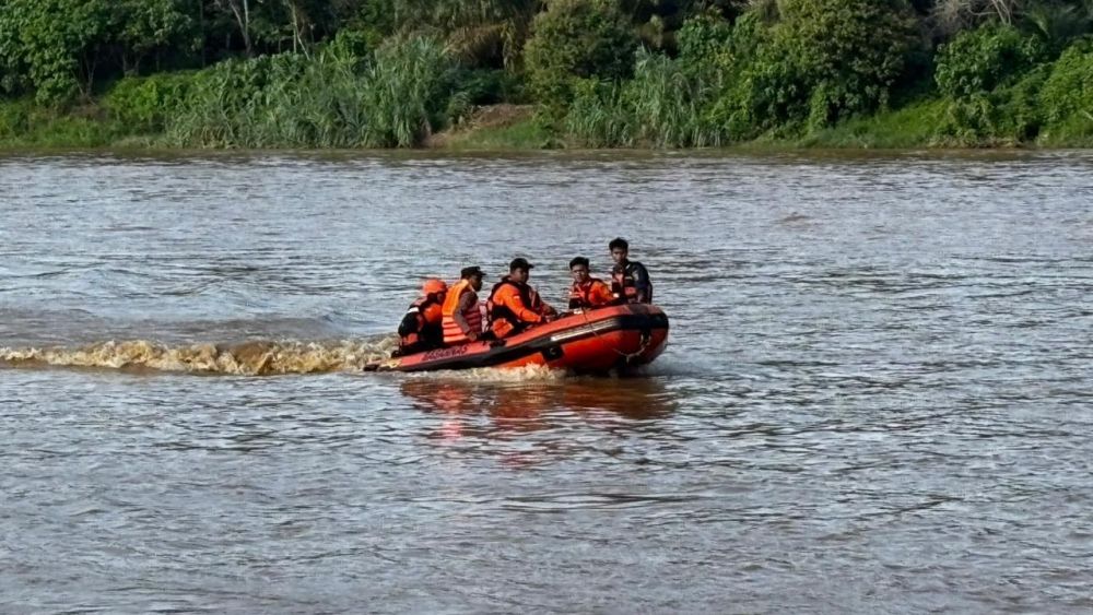 Bocah 4 tahun hilang di Sungai Batang Kuantan, tim SAR sisir hingga 3 kilometer (foto/int)