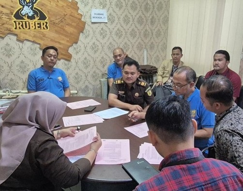 Ketiga tersangka saat akan ditahan.