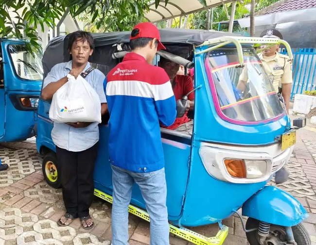 PGN bagikan 600 paket sembako ke pengemudi bajaj gas
