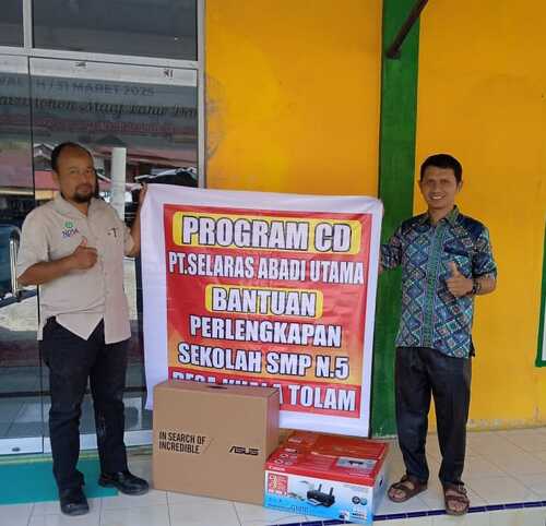 Manajemen PT SAU menyerahkan bantuan dibidang pendidikan ke SMPN 5 Pelalawan. (Foto: Andy Indrayanto)