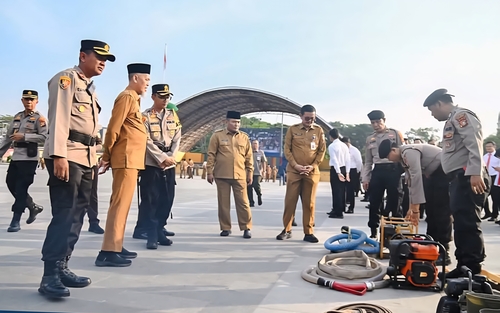 Walikota Dumai Paisal meninjau peralatan pemadam kebakaran usai memimpin Apel Kesiapsiagaan Karhutla di Lapangan Taman Bukit Gelanggang, Senin (21/7/2025). (Foto: Bambang)