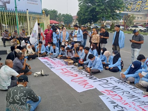 Aksi puluhan mahasiswa FKIP Unri di depan Kantor Gubernur Riau.(foto: risnaldi/halloriau.com)