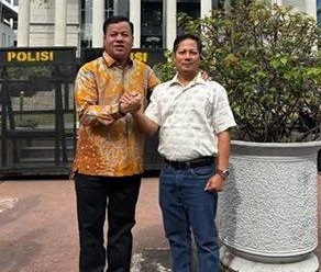 Bupati dan Wakil Bupati Kuansing terpilih Suhardiman Amby dan Mukhlisin foto bersama usai sidang MK, Selasa (4/2/2025).