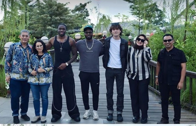 Ketua Astindo Riau, Harpina Diansari bersama Rapper Melly Mike dan tim (foto/ist)