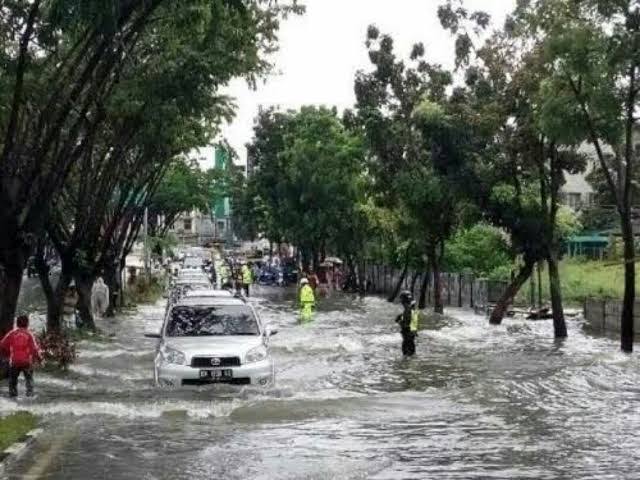 Ilustrasi air menggenangi jalan Kota Pekanbaru usai huja lebat.