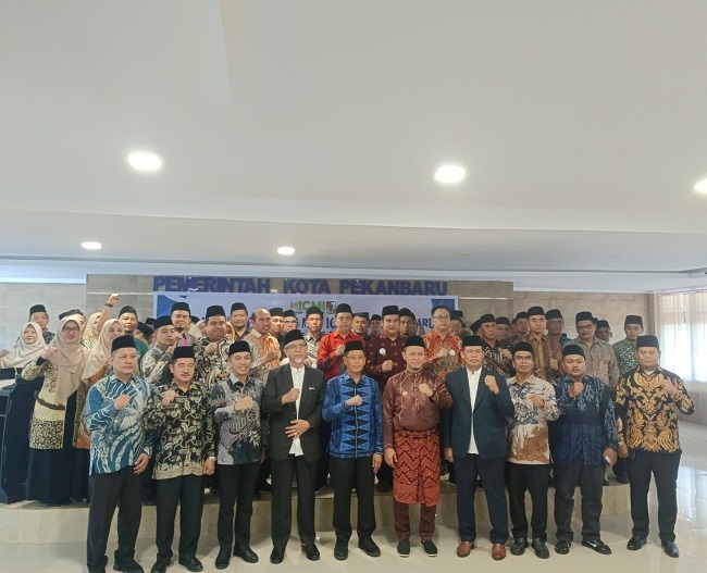 Walikota Pekanbaru, H.Agung Nugroho, SE, MM foto bersama dengan Pengurus ICMI Kota Pekanbaru usai pelantikan di Gedung MPP Pekanbaru, Jumat(12/12/2025)