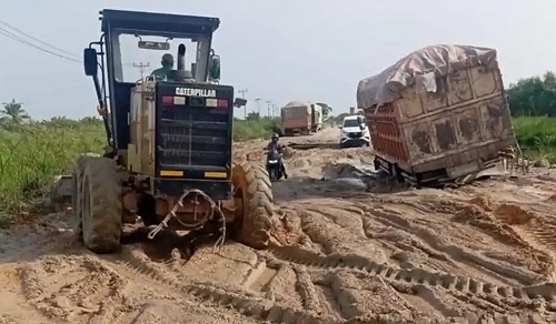 Kondisi Jalan Lintas Sontang-Duri yang rusak parah pascabanjir beberapa wakti lalu.(foto: tribunpekanbaru.com)
