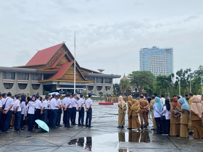 Meskipun diguyur hujan, Pemprov Riau tetap menggelar apel perdana dan halal bihalal. (Foto: Sri Wahyuni)