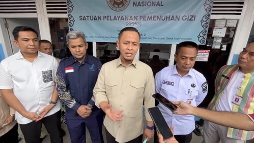 Walikota Pekanbaru Agung Nugroho, usai meninjau salah satu Satuan Pendidikan Penyelenggara (SPPG) Marpoyan Damai. (Foto: Tata)