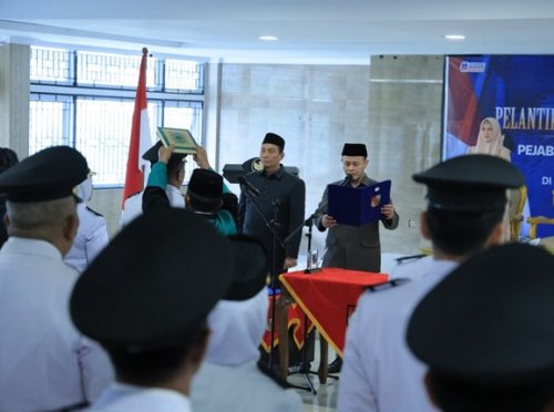 Walikota Pekanbaru Agung Nugroho melantik 63 pejabat Pemko Pekanbaru, terdiri dari camat, sekretaris camat, lurah, pejabat struktural dan fungsional.