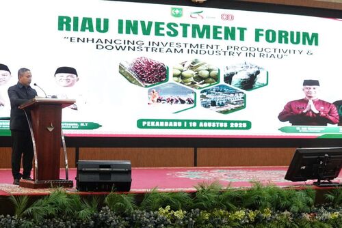 Gubernur Riau Abdul Wahid di acara Riau Invesment Forum, Pekanbaru, Selasa (19/08/2025). (Foto: Media Center Riau)