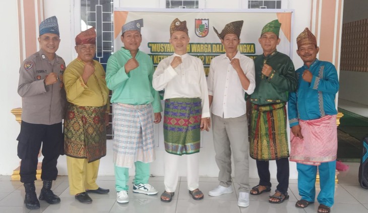 Muhammad Syafii (tengah) terpilih menjadi Ketua RT 02 RW 12 Bambu Kuning (foto/ist)