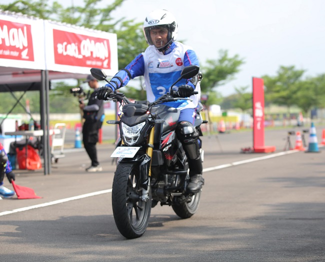 Instruktur safety riding menekankan bahwa komunikasi efektif menggunakan fitur motor kunci utama untuk keselamatan berkendara. (Foto: Istimewa)