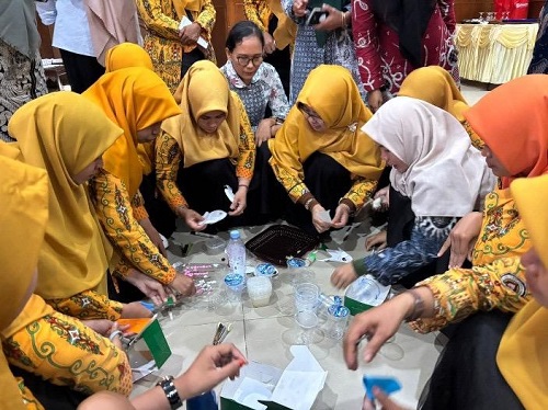 Para guru peserta pelatihan mempraktikkan pembelajaran dengan memanfaatkan bahan daur ulang.(foto: istimewa)