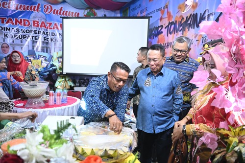 Bazar UMKM resmi dibuka Bupati Rohil Bistamam dalam rangka memeriahkan rangkaian even Bakar Tongkang di Bagansiapiapi. (Foto: Afrizal)