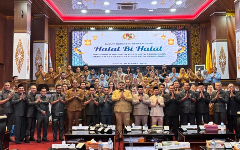 Pimpinan dan anggota DPRD Pekanbaru menggelar halalbihalal bersama sekretariat (foto/Mimi)