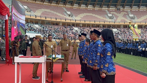 Gubri Abdul Wahid melantik 5.884 PPPK di Dtadion Utama Riau. (Foto: Sri Wahyuni)