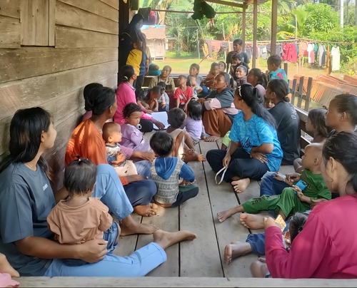 Bidan Desa Yulia saat memberikan penjelasan terkait pentingnya warga memiliki KTP Pelalawan agar dapat layanan kesehatan gratis JKN dan dicover BPJS yang didukung Pemkab Pelalawan. (Foto: Andy Indrayanto)