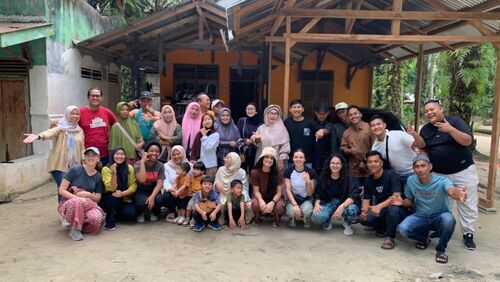 Wisatawan nusantara dan mancanegara pada event Festival Pacu Jalur 2025 di Kabupaten Kuantan Singingi Riau. (Foto: Media Center Riau)