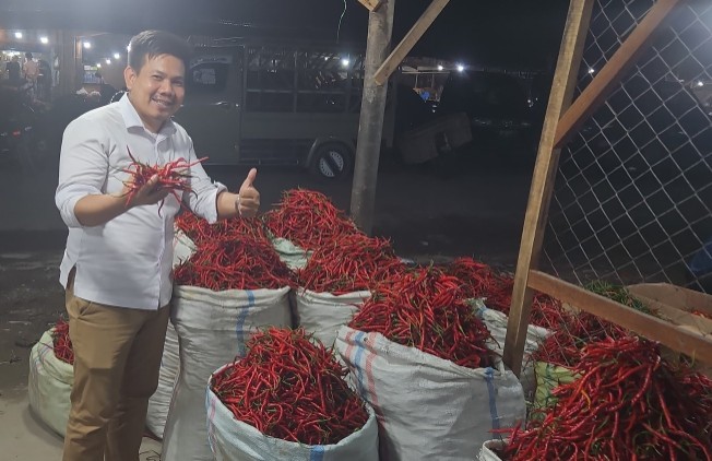 Direktur PT Riau Pangan Bertuah, Ade Putra Daulay datagkan pasokan cabai dari Aceh jelang Nataru 2026 (foto/riki)