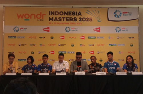 Sekjen PB PBSI, Ricky Soebagdja dan perwakilan atlet bulutangkis Indonesia saat press conference Kejuaraan Wondr by BNI Indonesia Masters 2025.(foto: barkah/halloriau.com)