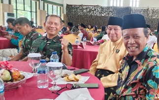 Ketua MKA LAM, Datuk Seri Raja Marjohan Yusuf (tengah) berduka atas meninggalnya Dr Chaidir (foto/yuni)