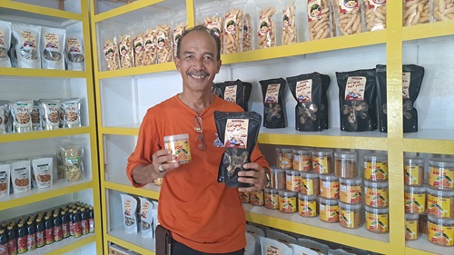 Suhaimi pemilik usaha Graha Fish Pratama di Desa Wisata Kampung Patin, Kampar (foto/riki)