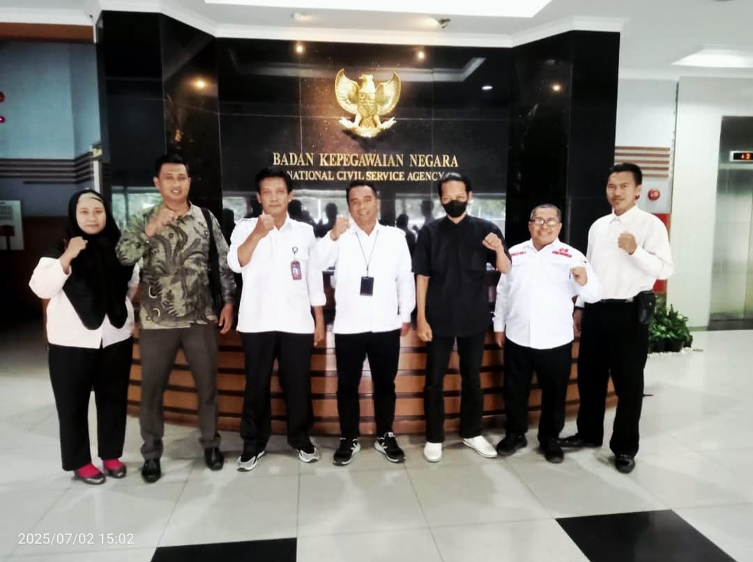 Ketua ASN PPPK Guru 2022 Riau, Eko Wibowo (dua kanan) menyambut baik BKN izinkan Pemda relokasi guru (foto/ist)