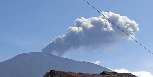 Gunung Marapi meletus pagi ini. (Foto: Jeka Kampai/detikSumut).