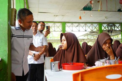 Gubri Abdul Wahid meninjau implementasi program MBG di dua sekolah di Pekanbaru. (Foto: Sri Wahyuni)