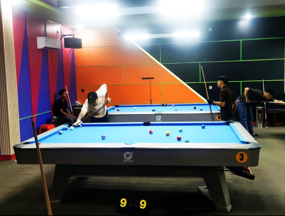 Suasana saat bermain biliard di Nine Pool Biliard & M Cafe. (Foto: Ayendra)