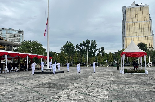 Upacara peringatan Hari Pahlawan di halaman kantor Gubernur Riau.(foto: sri/halloriau.com)