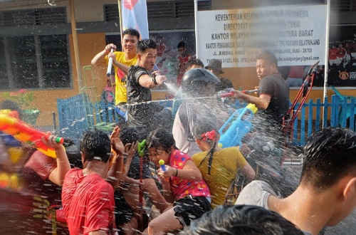 Festival Perang Air di Kabupaten Meranti.(foto: int)