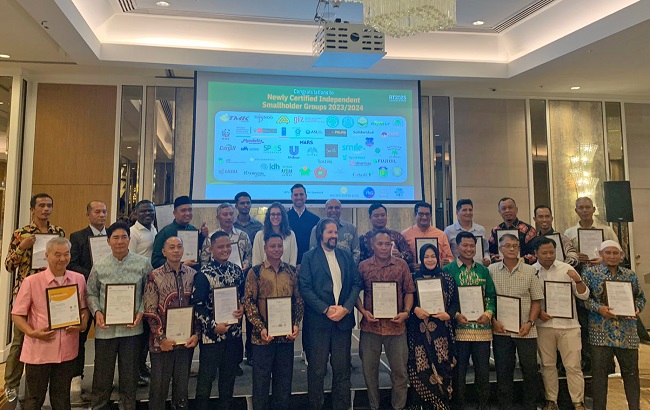 Risniati (di barisan depan), mewakili CV PAG dengan bangga menerima sertifikat RSPO pada acara RT RSPO di Kuala Lumpur