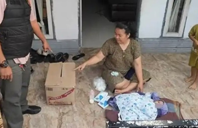 Bayi telantar yang ditemukan di Jalan Rajawali dievakuasi ke RS Bhayangkara Polda Riau (foto/ist)