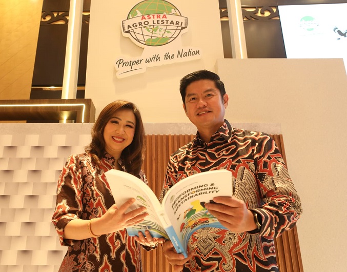 (Kiri-Kanan) Direktur Astra Agro Lestari Tingning Sukowignjo bersama Presiden Direktur Astra Agro Lestari Djap Tet Fa berbincang usai Rapat Umum Pemegang Saham (RUPS) dan Public Expose di Jakarta, [Rabu, 15 April 2026]. Sepanjang kuartal I/2026, Astra Agro mencatatkan tren pertumbuhan positif yang ditopang oleh peningkatan efisiensi operasional di seluruh lini serta pengendalian biaya dan belanja Perseroan.