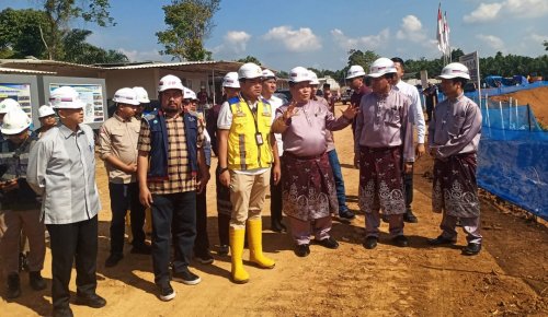 Plt Gubernur Riau, SF Hariyanto meninjau progres pembangunan sekolah rakyat di Kuansing.(foto: mcr)
