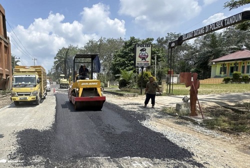 Pemprov Riau gesa perbaika jalan provinsi yang rusak dan membahayakan.(foto: int) 