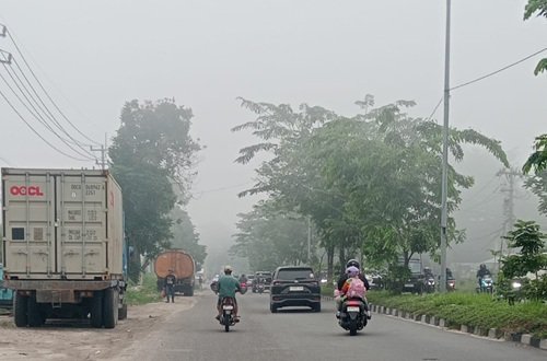 Kabut tebal, jarak pandang hanya berkisar 100 meter (foto/Mimi)