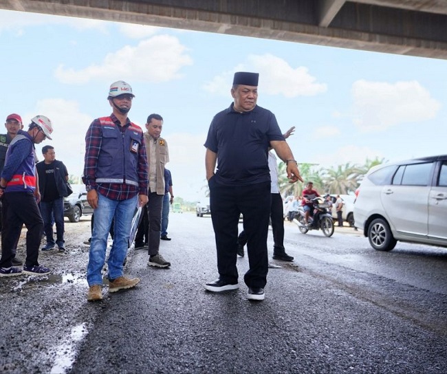 Pelaksana Tugas (Plt) Gubernur Riau SF Hariyanto meninjau langsung proses perbaikan ruas jalan yang tengah dilakukan. 