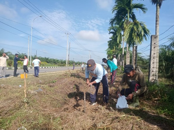 Camat Sentajo Raya bersama Polsek Benai dan Kuantan Tengah tanam ratusan pohon (foto/ultra)