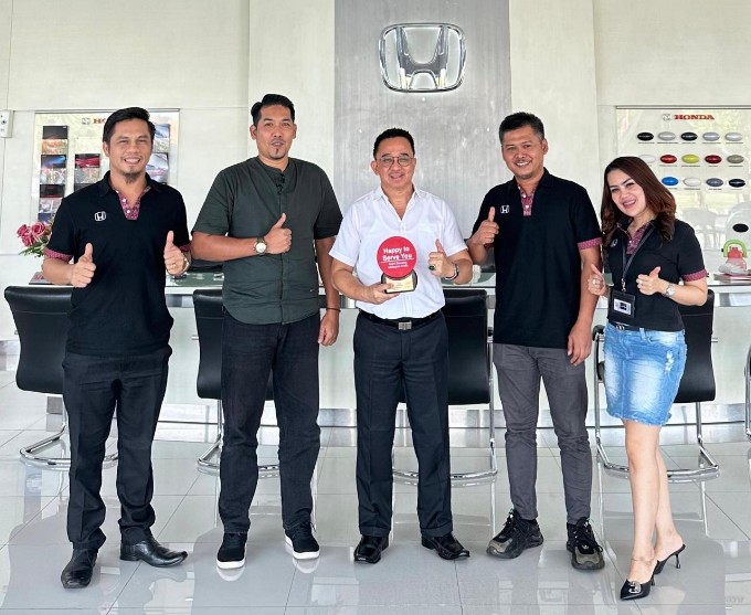 Vice Director HSH Pekanbaru, Ricky W Anwar (tengah) foto bersama manajamen usai menerima penghargaan, Kamis (7/7/2025). Foto Ist