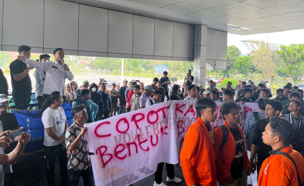 Masyarakat Riau Peduli Keadilan menggelar aksi unjuk rasa di depan Kantor Gubernur Riau (foto/tim)