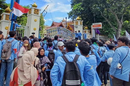 Aksi ratusan mahasiswa Unri di Kantor Gubernur Riau.(foto: risnaldi/halloriau.com)