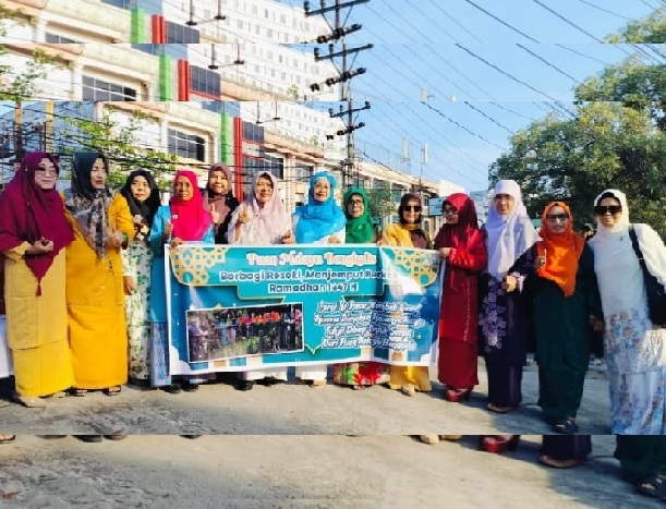 PMB Provinsi Riau menunjukkan kepedulian sosial di bulan suci Ramadan dengan menggelar aksi berbagi ratusan nasi kotak dan takjil kepada masyarakat.